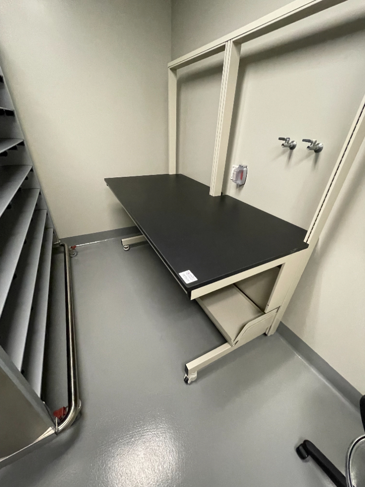Image of 6' Portable Lab Bench w/ Upper Mounted Shelving